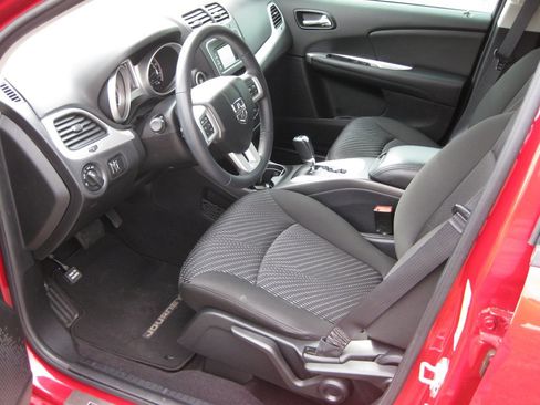 Used 2016 Dodge Journey SE w/ Flexible Seating Group image 11