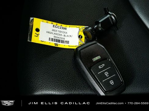 Used 2024 Toyota Highlander XLE FWD image 40