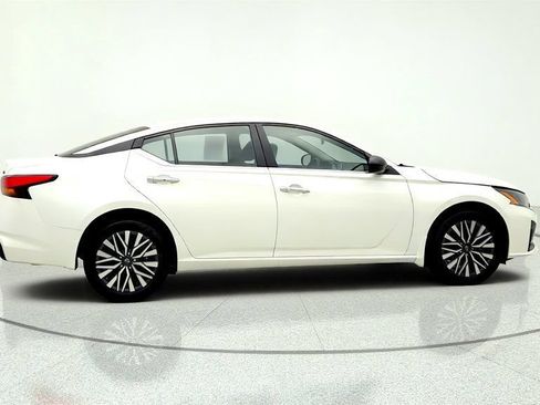 Used 2024 Nissan Altima 2.5 SV AWD/4WD image 4