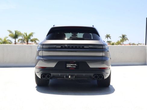 Certified 2025 Porsche Cayenne AWD/4WD image 10