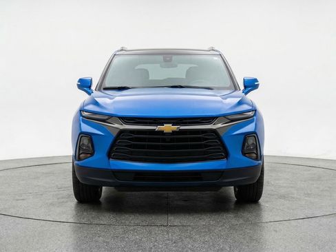 Used 2025 Chevrolet Blazer LT FWD image 2