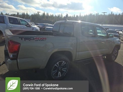 Used 2016 Toyota Tacoma TRD Sport image 16