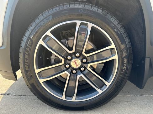 Certified 2023 GMC Acadia SLT w/ Technology Package AWD/4WD image 11