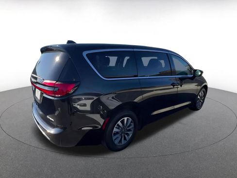 Used 2023 Chrysler Pacifica Touring-L image 14