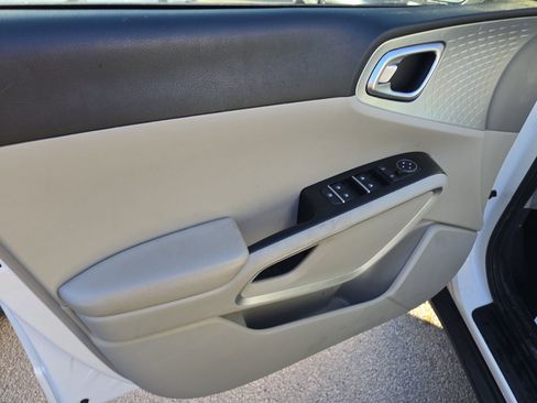 Used 2020 Kia Soul LX image 13