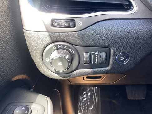 Used 2021 Jeep Cherokee Limited w/ Elite Package AWD/4WD image 26
