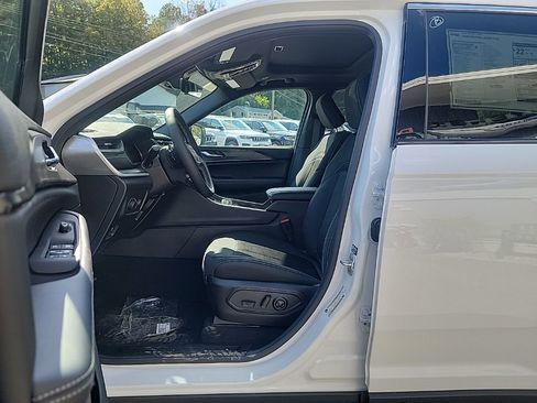 New 2025 Jeep Grand Cherokee 4WD image 6