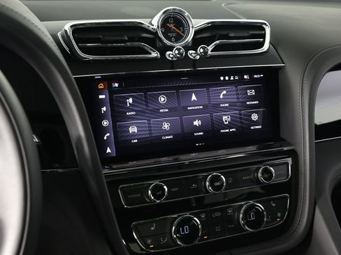 Used 2022 Bentley Bentayga image 22