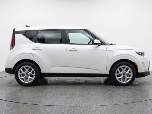 Used 2025 Kia Soul LX w/ LX Technology Package image 11