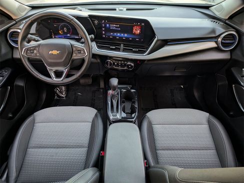 Used 2025 Chevrolet Trax LT w/ LT Convenience Package image 25