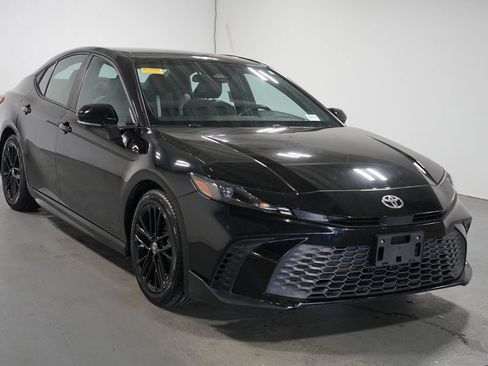 Certified 2025 Toyota Camry SE FWD image 3