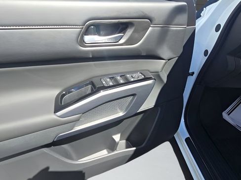 New 2026 Nissan Pathfinder SL image 13