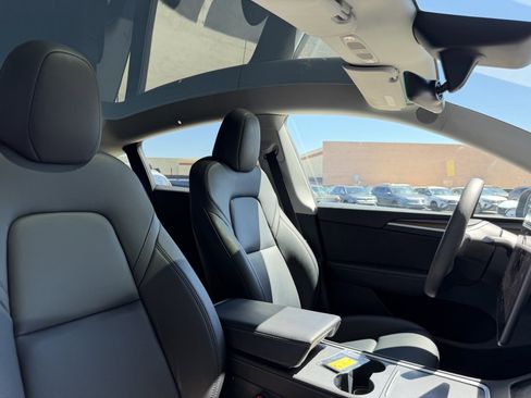 Used 2024 Tesla Model Y Long Range image 41