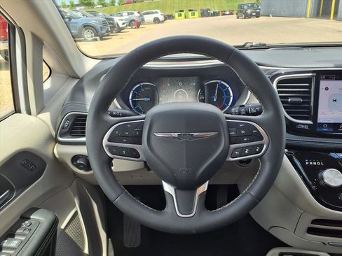 Used 2023 Chrysler Pacifica Touring-L FWD image 20