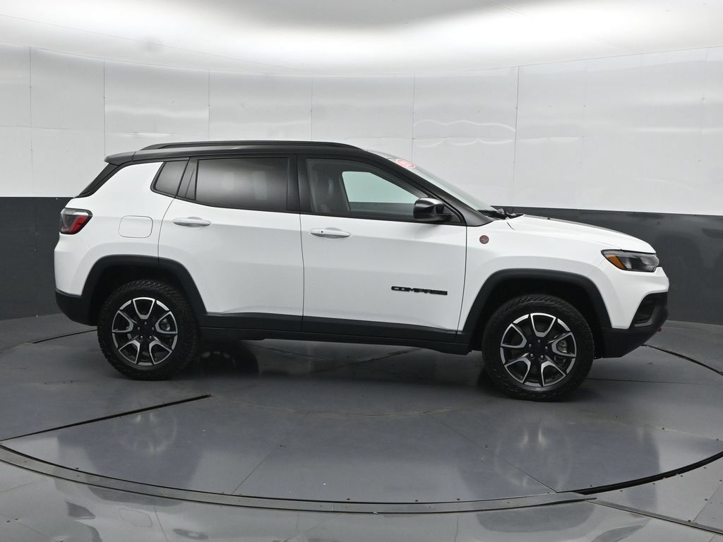 Used 2024 Jeep Compass Trailhawk AWD/4WD image 3
