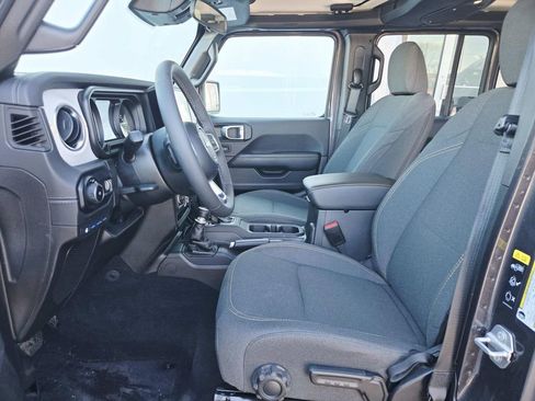 Used 2025 Jeep Wrangler Unlimited Sahara image 11