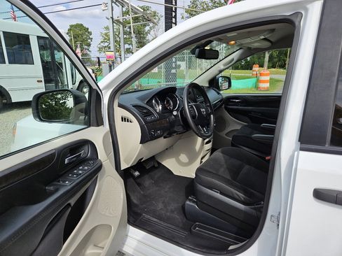 Used 2019 Dodge Grand Caravan SE w/ UConnect Hands-Free Group image 9