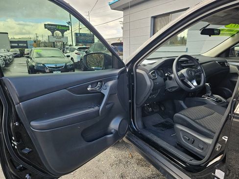 Used 2017 Nissan Rogue SV image 19