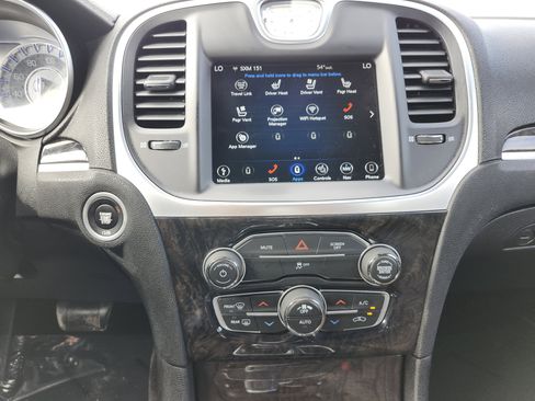 Used 2018 Chrysler 300 Limited image 22