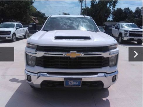 Used 2024 Chevrolet Silverado 2500 LT w/ Texas Edition AWD/4WD image 2