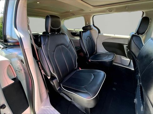 Used 2024 Chrysler Pacifica Limited FWD image 22