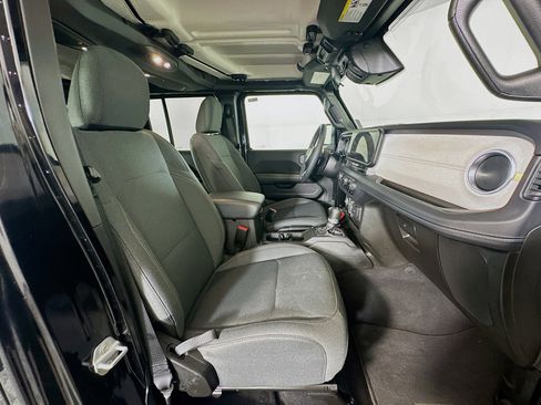 Used 2025 Jeep Wrangler Sahara image 29