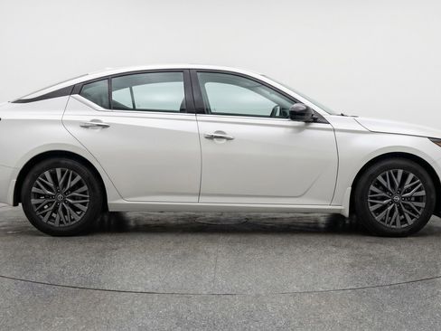 Used 2025 Nissan Altima 2.5 SV FWD image 11