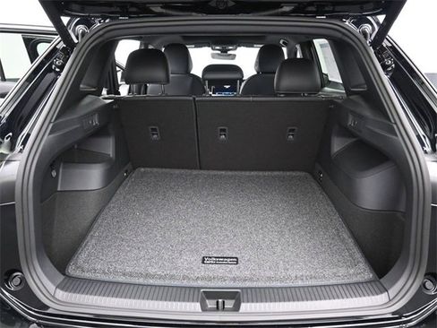 New 2026 Volkswagen Tiguan SE R-Line image 12