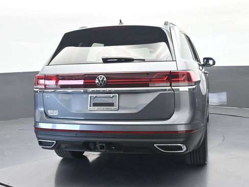 Used 2024 Volkswagen Atlas SE w/ Panoramic Sunroof Package FWD image 5