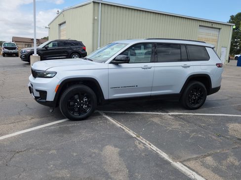 Used 2024 Jeep Grand Cherokee L Laredo AWD/4WD image 4