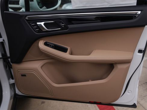 Used 2025 Porsche Macan image 37