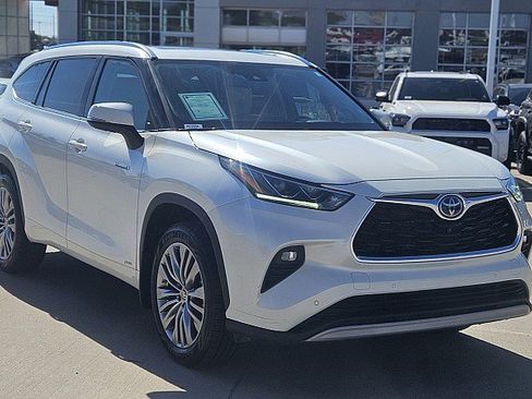 Used 2021 Toyota Highlander Platinum AWD/4WD image 1