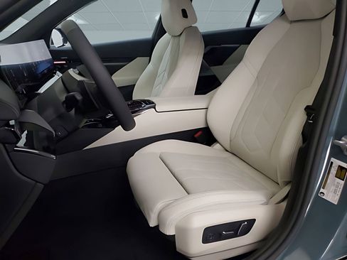 Used 2025 BMW 530i w/ Premium Package image 7