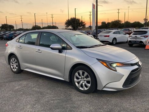 Used 2025 Toyota Corolla LE FWD image 3