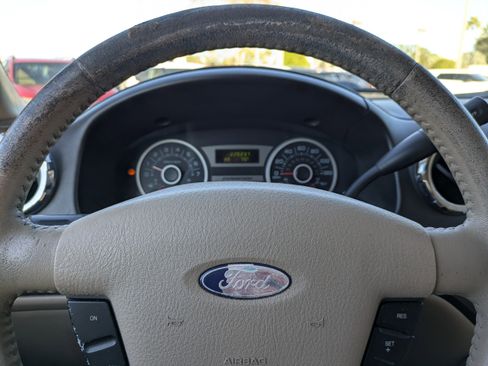 Used 2005 Ford Expedition XLT image 30