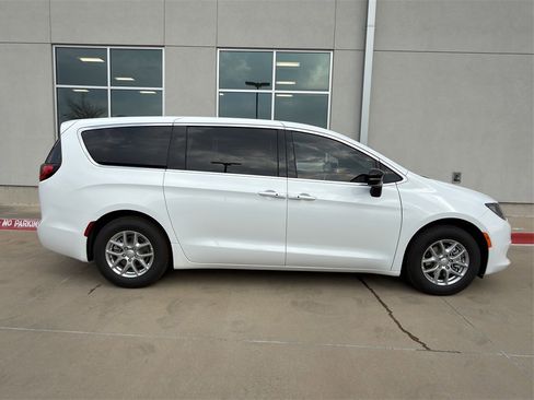 New 2026 Chrysler Voyager LX image 4
