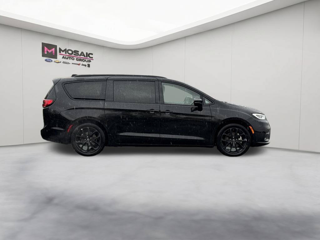 Used 2025 Chrysler Pacifica Limited FWD image 8