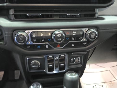 Used 2025 Jeep Wrangler Unlimited Sahara AWD/4WD image 15