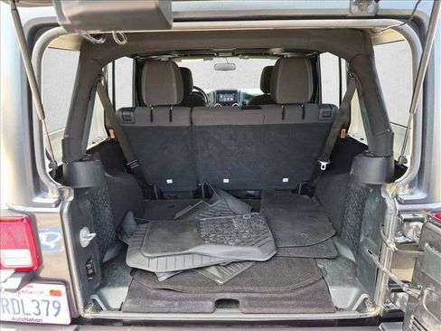 Used 2018 Jeep Wrangler Unlimited Sahara w/ Connectivity Group AWD/4WD image 6