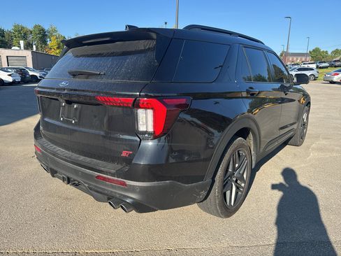 Used 2025 Ford Explorer ST AWD/4WD image 3