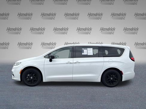 Used 2024 Chrysler Pacifica Touring-L FWD image 4