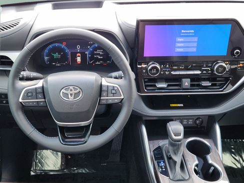 Used 2024 Toyota Highlander Platinum FWD image 27