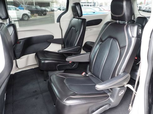 Used 2024 Chrysler Pacifica Touring-L image 15