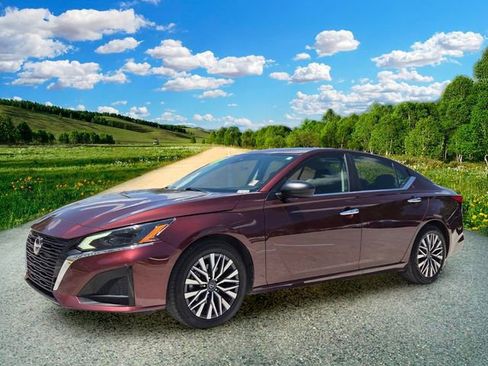 Used 2024 Nissan Altima 2.5 SV FWD image 2