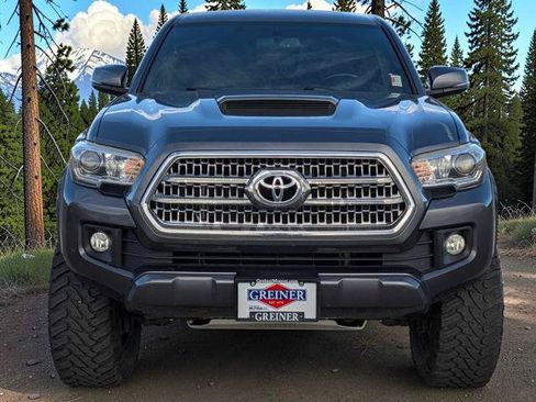 Used 2017 Toyota Tacoma TRD Sport w/ Tow Package (A/T) AWD/4WD image 9