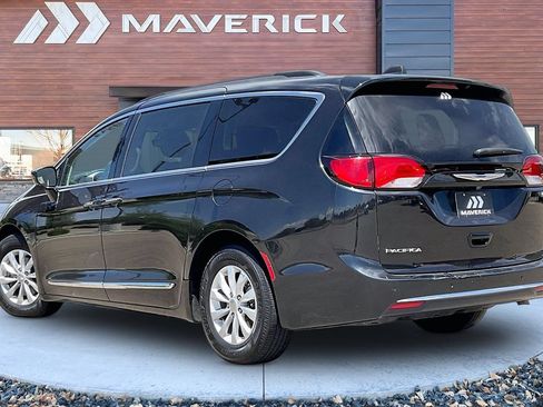Used 2017 Chrysler Pacifica Touring-L FWD image 4
