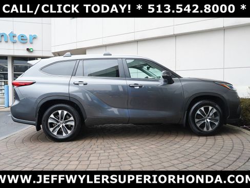 Used 2023 Toyota Highlander XLE image 2