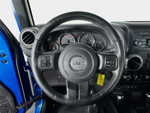 Used 2016 Jeep Wrangler Unlimited Rubicon w/ Connectivity Group AWD/4WD image 12