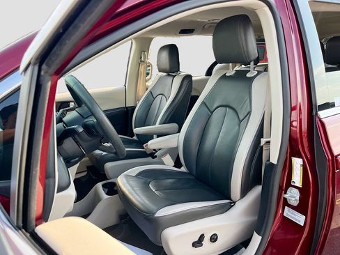 Used 2017 Chrysler Pacifica Touring w/ Tire & Wheel Group FWD image 19