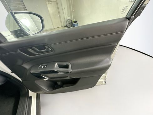 Used 2024 Nissan Pathfinder SV image 32